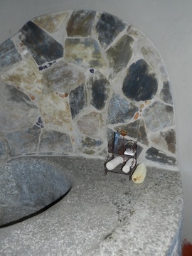 Terazzo and stone tub, Munga Eco Lodge